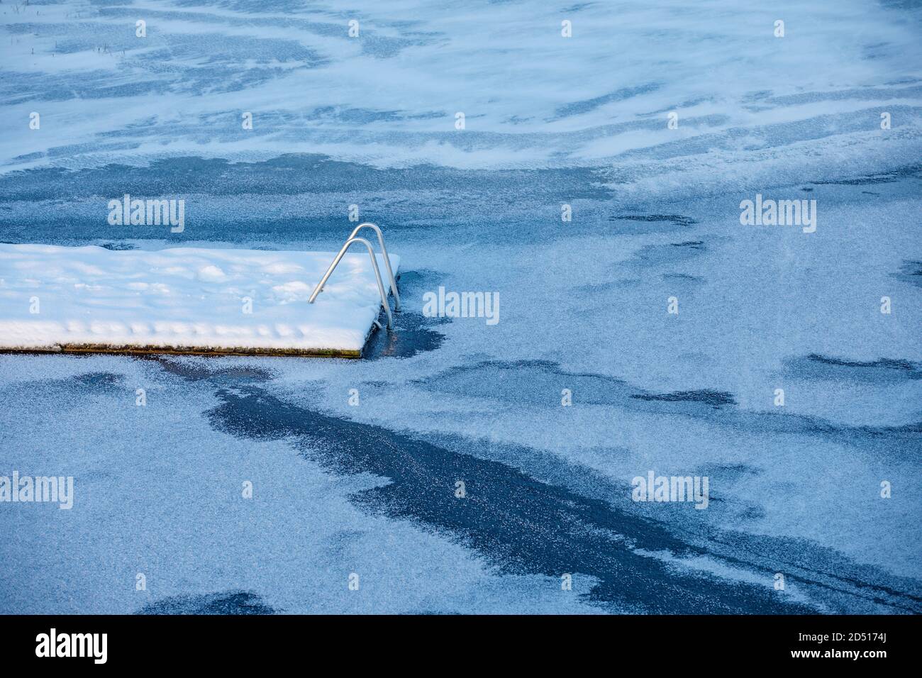 Fin de la jetée en bois gelée à la glace à Winter, Finlande Banque D'Images