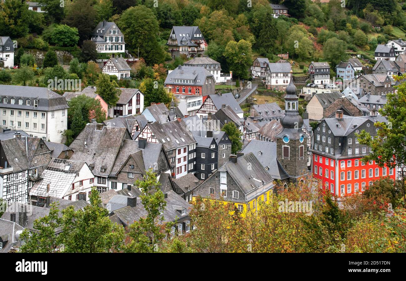 Église et bâtiments colorés dans le centre-ville de Monschau, Allemagne. Banque D'Images