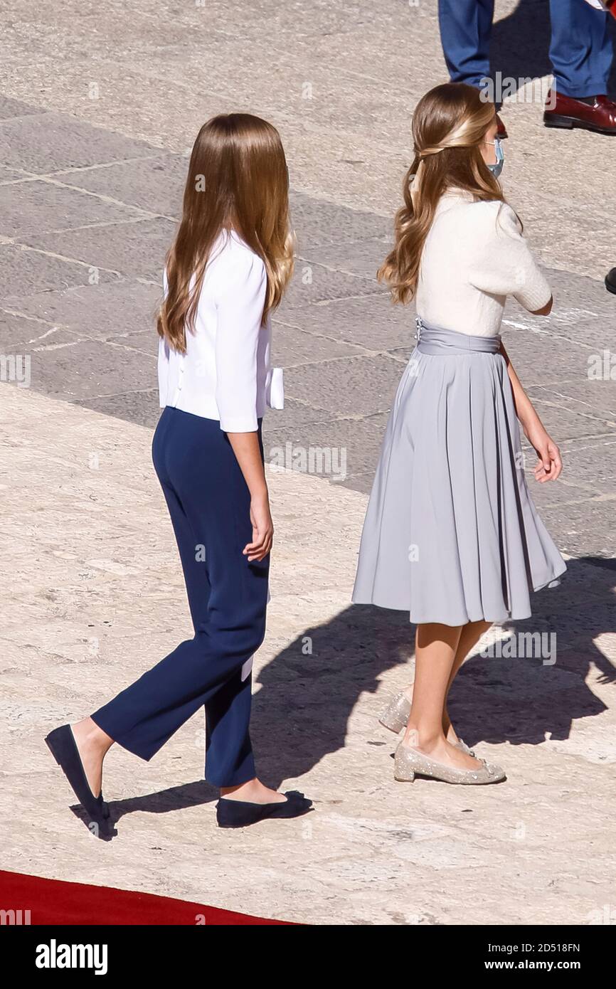 Madrid, Espagne. 12 octobre 2020. **NON ESPAGNE** la princesse Leonor et la princesse Sofia assistent à la parade militaire de la Journée nationale au Palais Royal le 12 octobre 2020 à Madrid, Espagne. Crédit : Jimmy Olsen/Media Punch/Alay Live News Banque D'Images
