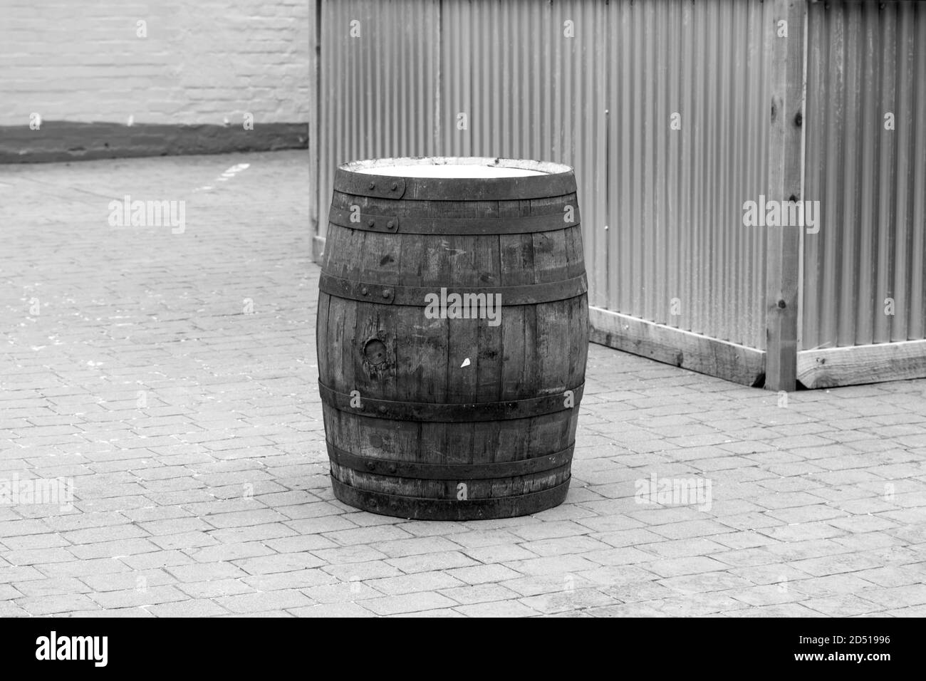 gros plan image en noir et blanc de vieux bois isolé le baril de bière est à l'extérieur dans la cour du pub Banque D'Images