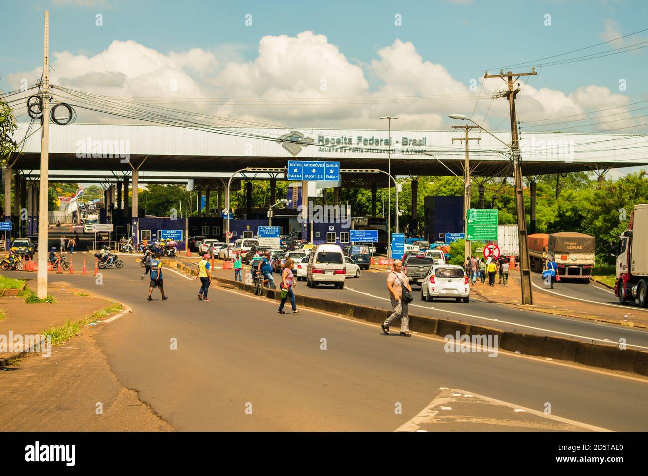 Foz do Iguacu, Brésil - Circa janvier 2020: Une vue sur les douanes du côté brésilien du pont de l'amitié (reliant le Brésil et le Paraguay Banque D'Images