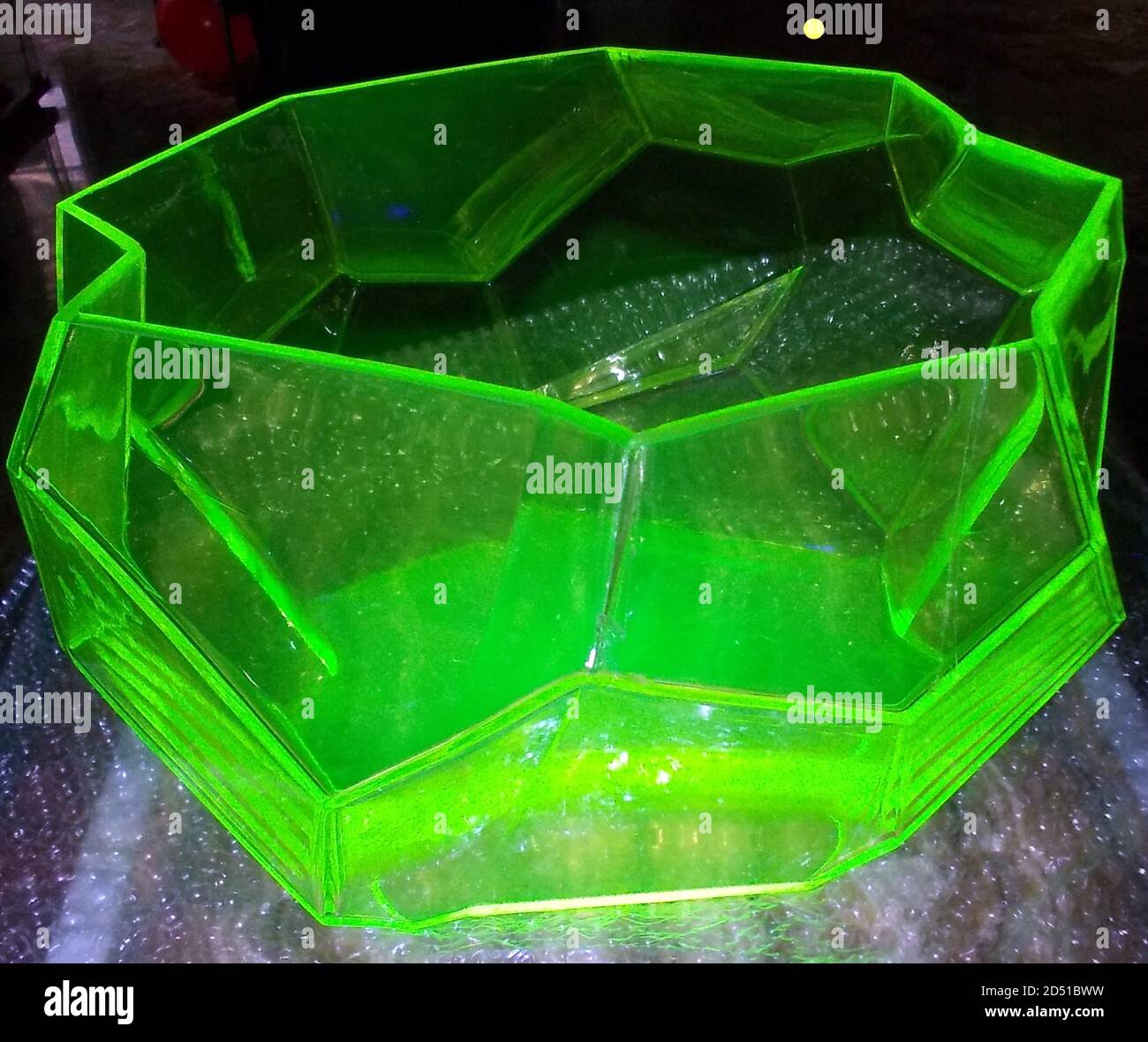 Ce bol à poisson vintage est en verre vaseline lacé à l'uranium A été  illuminé par la lumière UV proche qui a aidé à donner le fluorescence du  verre Photo Stock -