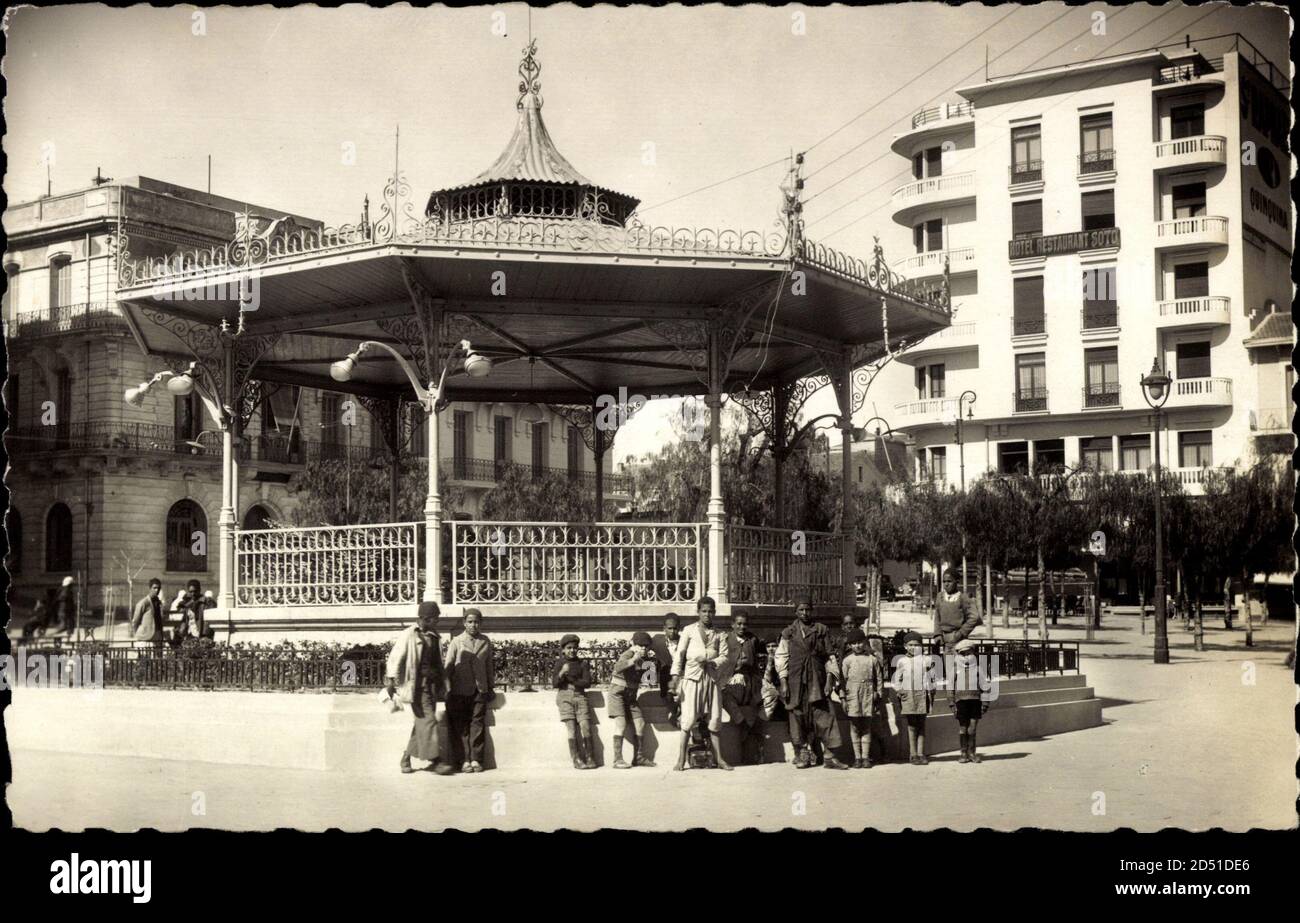 Mascara Algerien, place Gambetta, Kinder vor einem Pavillon | utilisation  dans le monde entier Photo Stock - Alamy