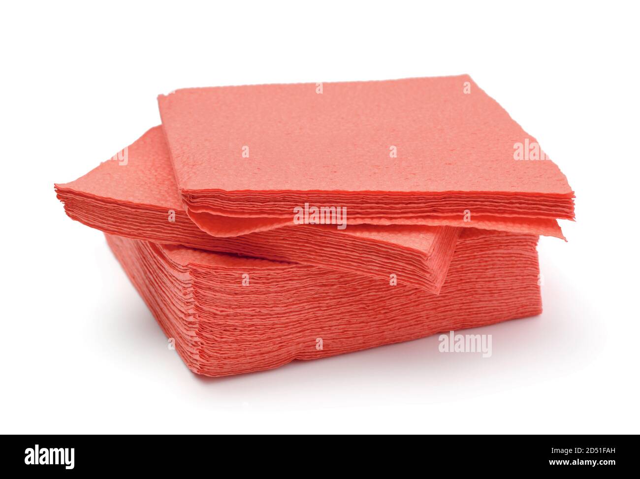 Pile de serviettes en papier rouge isolées sur blanc. Banque D'Images