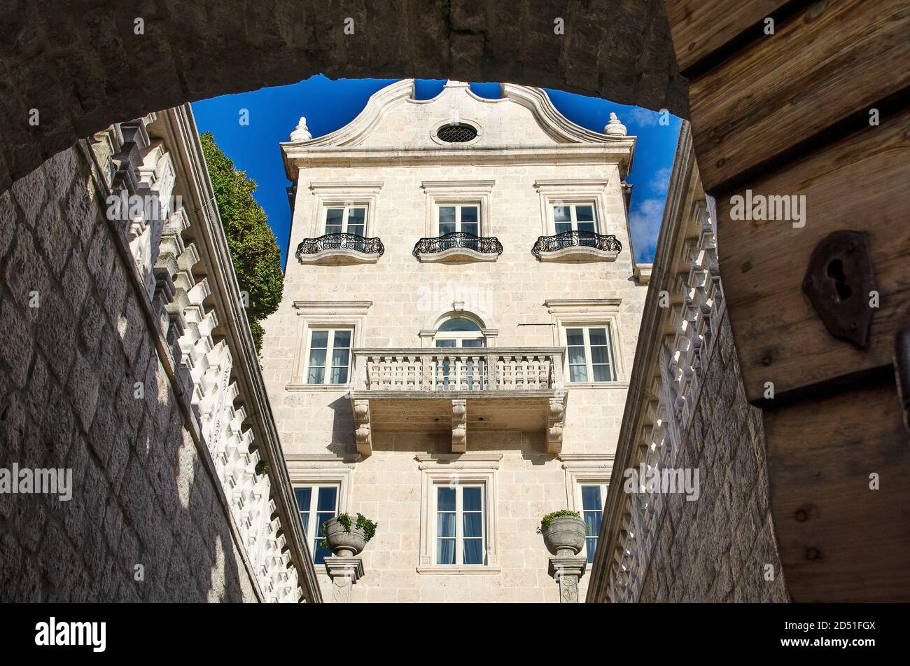 Palais sur la baie de Kotor, Dubrota, Monténégro, Europe. Banque D'Images