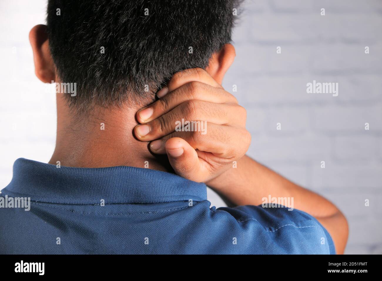 homme souffrant de douleurs au cou ou à l'épaule à la maison. Banque D'Images