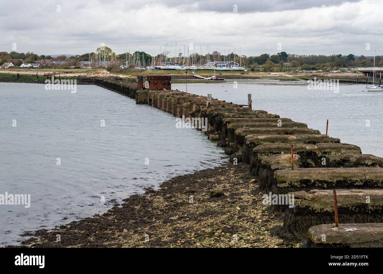 Vestiges de l'ancien pont ferroviaire à Hayling Island, Hampshire Banque D'Images