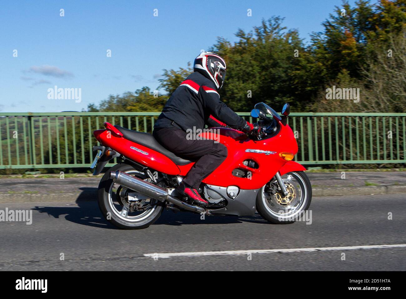 Un pilote moto Suzuki GSXF ; deux véhicules à roues, motos, véhicules, routes, motos, motocyclistes motorisés à Chorley, Royaume-Uni Banque D'Images