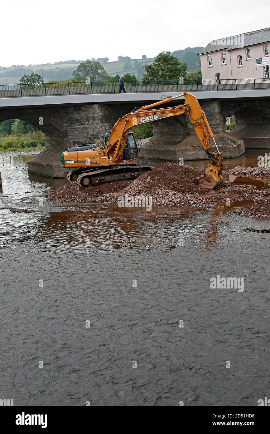 Rivière Usk, Brecon, Powys, pays de Galles. Un lourd véhicule de l'usine déplace la boue et la pierre du lit de la rivière Usk au pont de Llanfaes le 15 septembre Banque D'Images