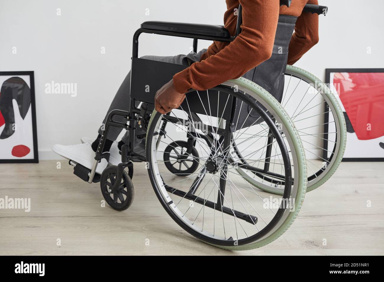 Vue en contre-plongée sur un homme afro-américain méconnu en fauteuil roulant tout en explorant l'exposition de la galerie d'art moderne, l'espace de photocopie Banque D'Images