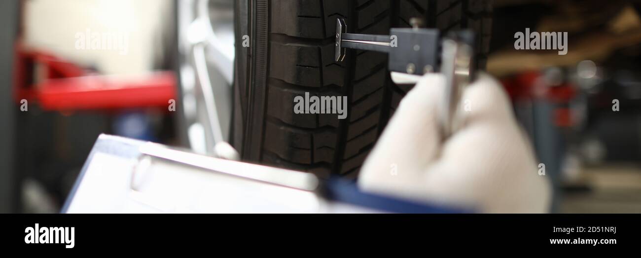 Mécanicien professionnel de sexe masculin dans le garage Banque D'Images Mécanicien professionnel de sexe masculin dans le garage Banque D'Images