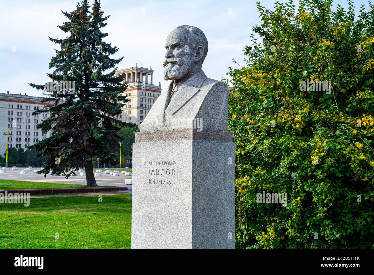Moscou, Russie - 12 octobre 2020 : attractions de Moscou. Buste du grand physiologiste et vivisecteur russe Ivan Petrovich Pavlov à côté de l'État de Moscou Banque D'Images