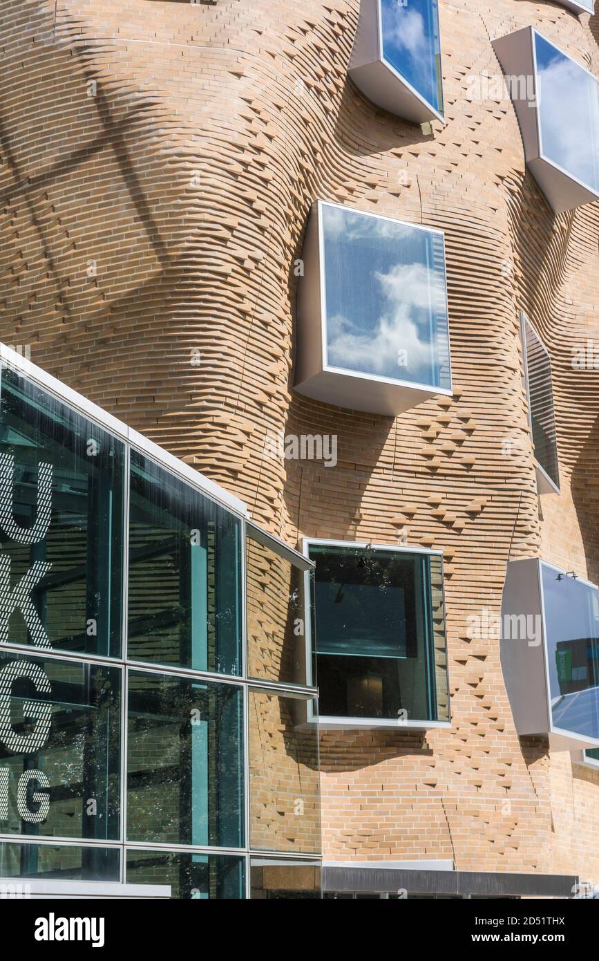 Vue détaillée sur le mur de briques ondulant et le dessus de l'entrée vitrée. Dr Chau Chak Wing Building, UTS Business School, Sydney, Australie. Architecte: Gehry Banque D'Images