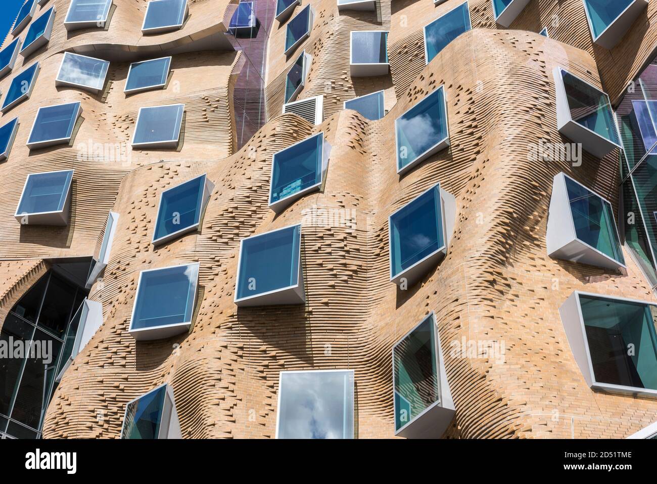 Vue détaillée d'un mur de briques ondulant. Dr Chau Chak Wing Building, UTS Business School, Sydney, Australie. Architecte: Gehry Partners, LLP, 2015. Banque D'Images