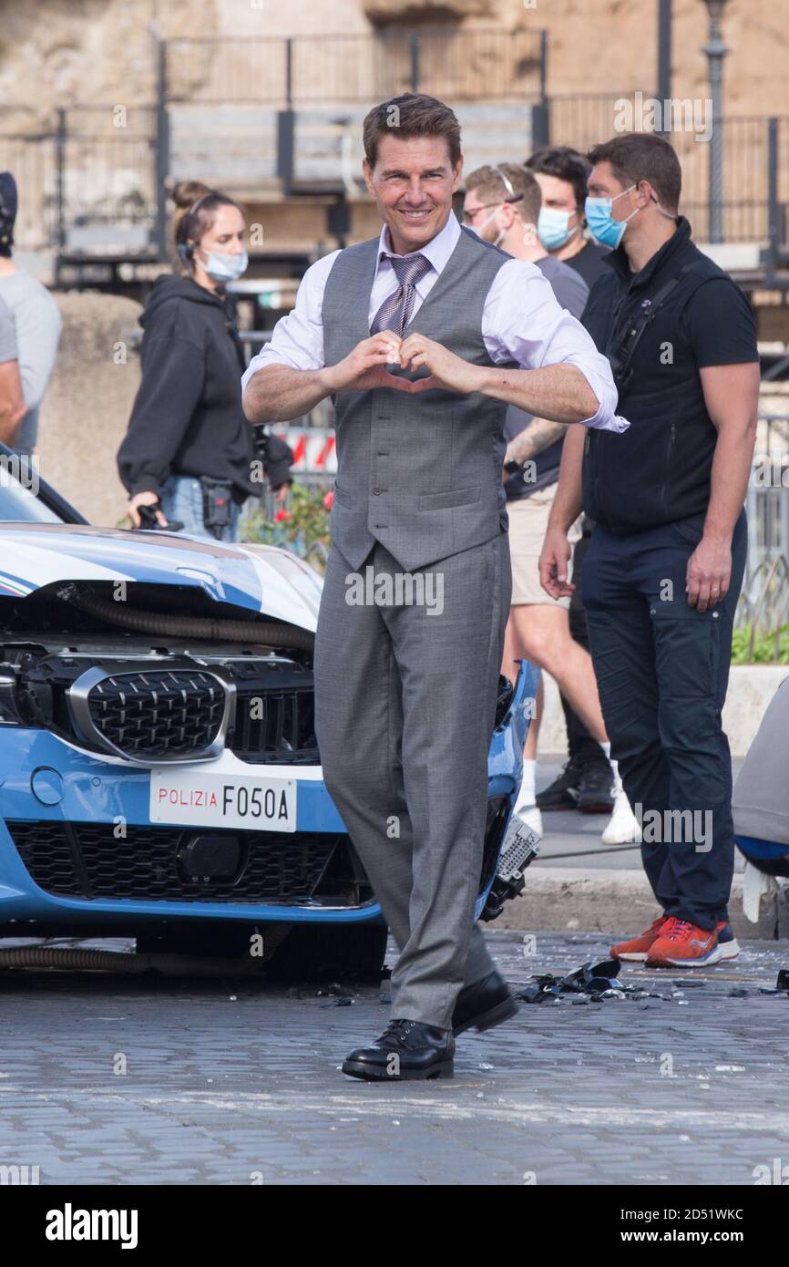 Roma, Italie. 12 octobre 2020. Tom Cruise accueille les fans de via dei Fori Imperiali à Rome, sur le tournage du film 'la mission impossible 7' (photo de Matteo Nardone/Pacific Press) Credit: Pacific Press Media production Corp./Alay Live News Banque D'Images