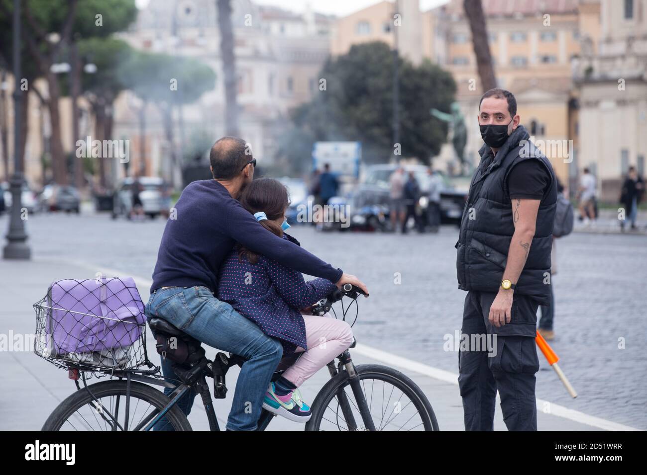 Roma, Italie. 12 octobre 2020. Vue de via dei Fori Imperiali pendant le tournage du film Mission Impossible 7 (photo de Matteo Nardone/Pacific Press) Credit: Pacific Press Media production Corp./Alay Live News Banque D'Images