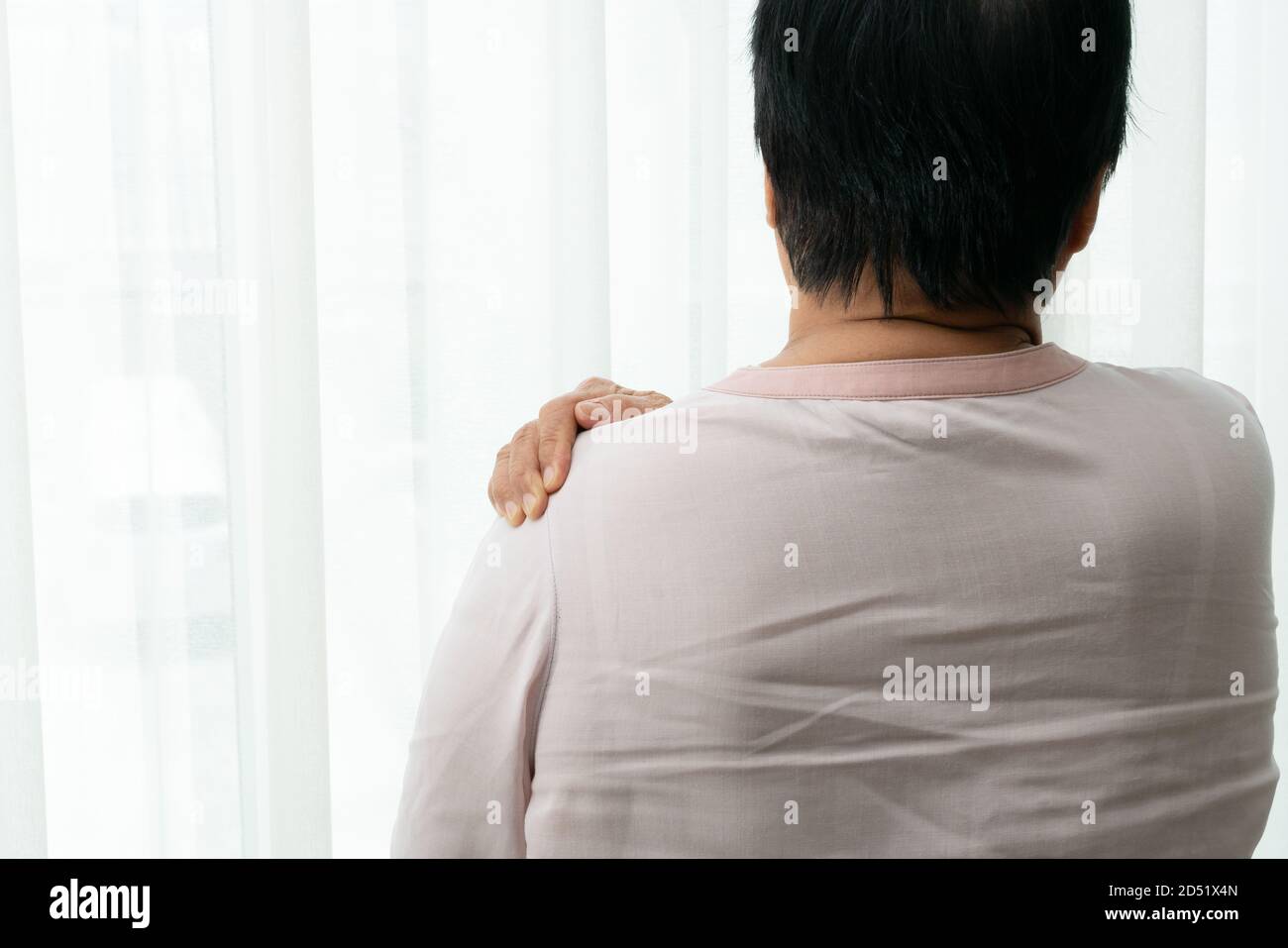 Douleurs au cou et aux épaules, vieille femme souffrant de blessures au cou et à l'épaule, le problème de santé concept Banque D'Images