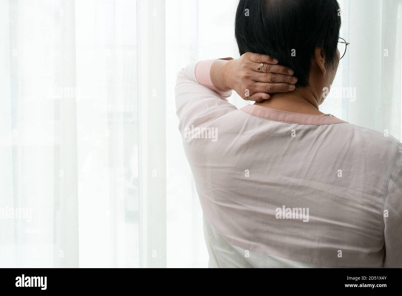 Douleurs au cou et aux épaules, vieille femme souffrant de blessures au cou et à l'épaule, le problème de santé concept Banque D'Images