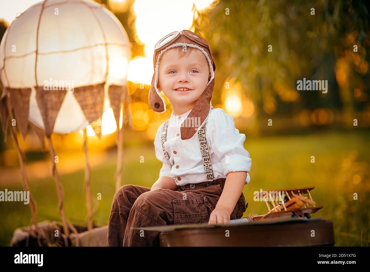 Un petit garçon rêve de devenir pilote. Chapeau d'aviation vintage. Banque D'Images