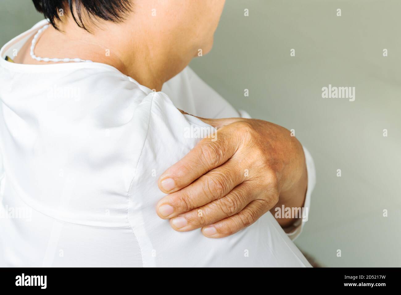 Douleurs au cou et aux épaules, vieille femme souffrant de blessures au cou et à l'épaule, le problème de santé concept Banque D'Images