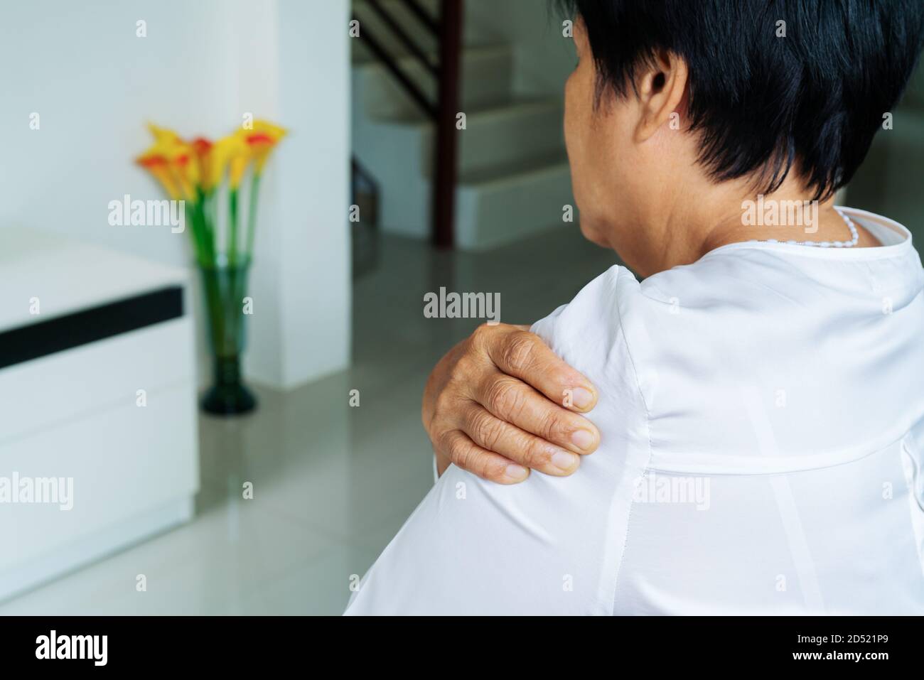 Douleurs au cou et aux épaules, vieille femme souffrant de blessures au cou et à l'épaule, le problème de santé concept Banque D'Images
