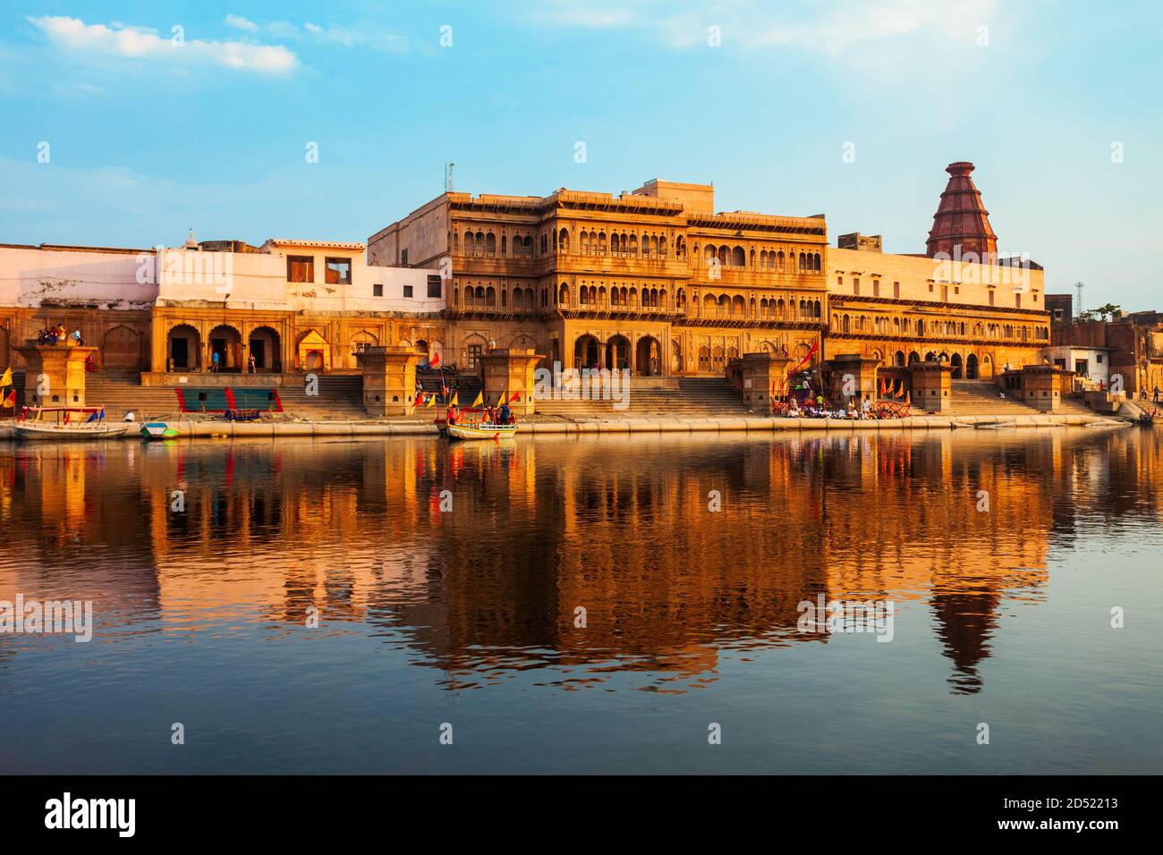 Temple de Krishna au Keshi Ghat sur la rivière Yamuna à Vrindavan près de la ville de Mathura dans l'état de l'Uttar Pradesh en Inde Banque D'Images