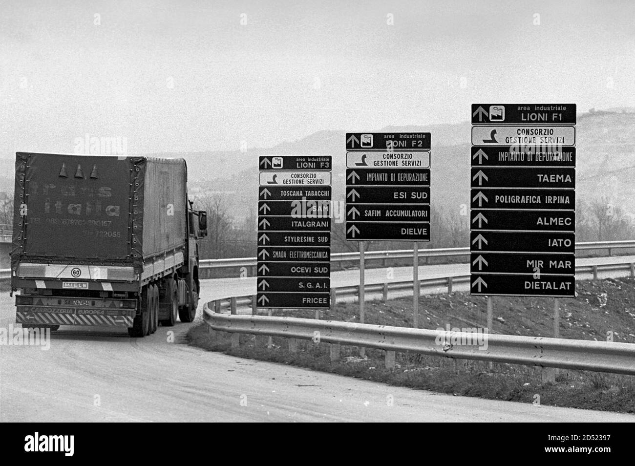 - décembre 1992 , Irpinia reconstruction après le tremblement de terre de 1980, Lioni - Nusco zone industrielle - dicembre 1992, ricostruzione in Irpinia dopo il terremeto del 1980, zone industrielle di Lioni - Nusco Banque D'Images