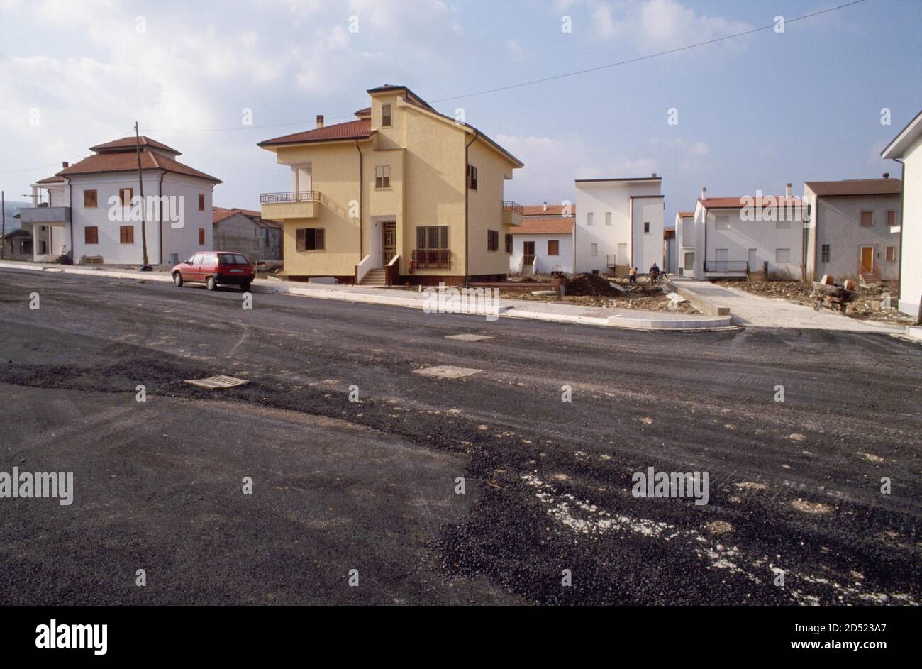 - septembre 1990, Irpinia reconstruction après le tremblement de terre de 1980, logement à Laviano - settembre 1990, ricostruzione à Irpinia dopo il terremato del 1980, edilizia residenziale a Laviano Banque D'Images