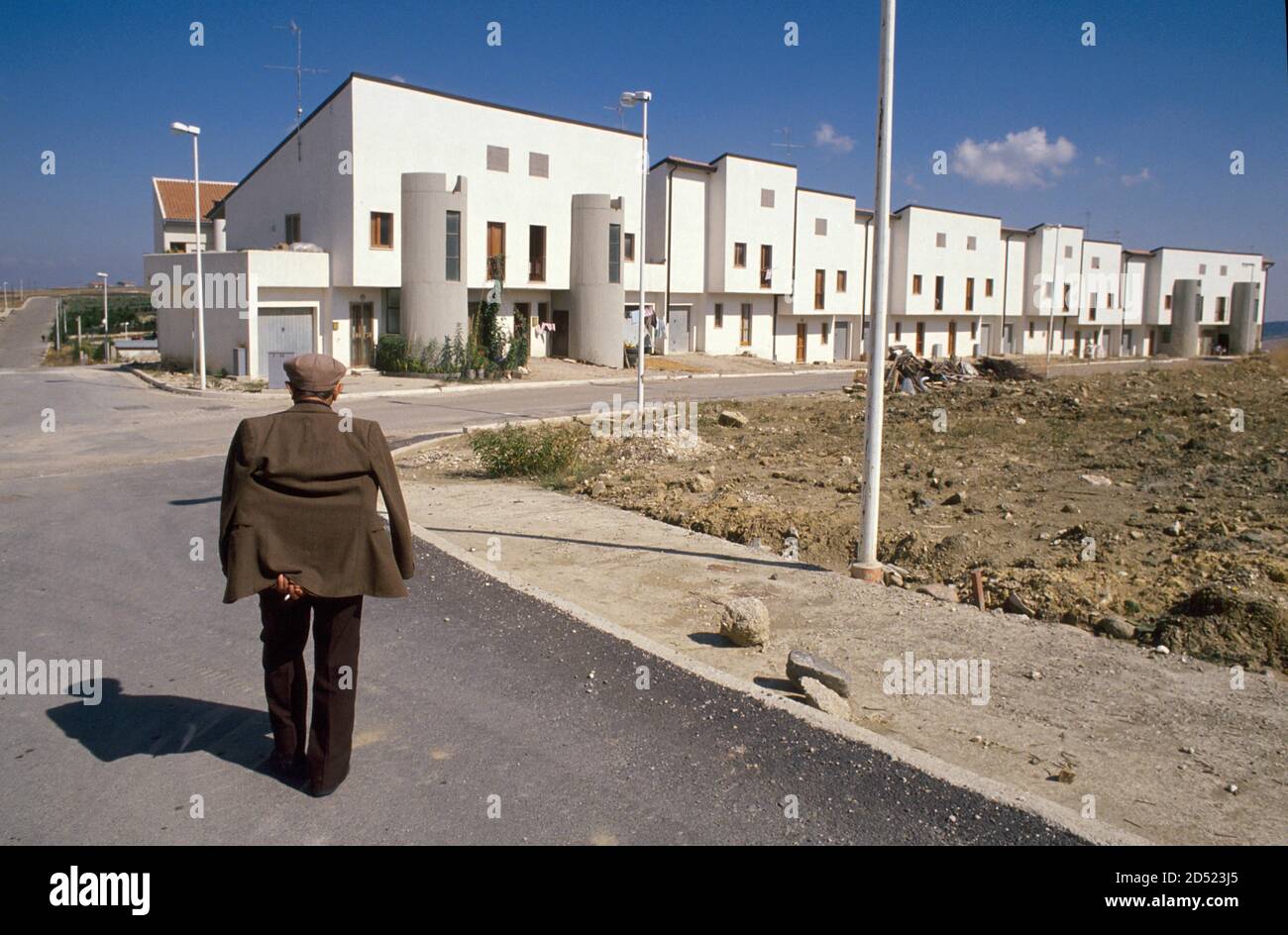 - septembre 1990, reconstruction d'Irpinia après le tremblement de terre de 1980, nouvelle colonie résidentielle à Bisaccia - settembre 1990, ricostruzione à Irpinia dopo il terremoto del 1980, nuovo insediamento residenziale a Bisaccia Banque D'Images