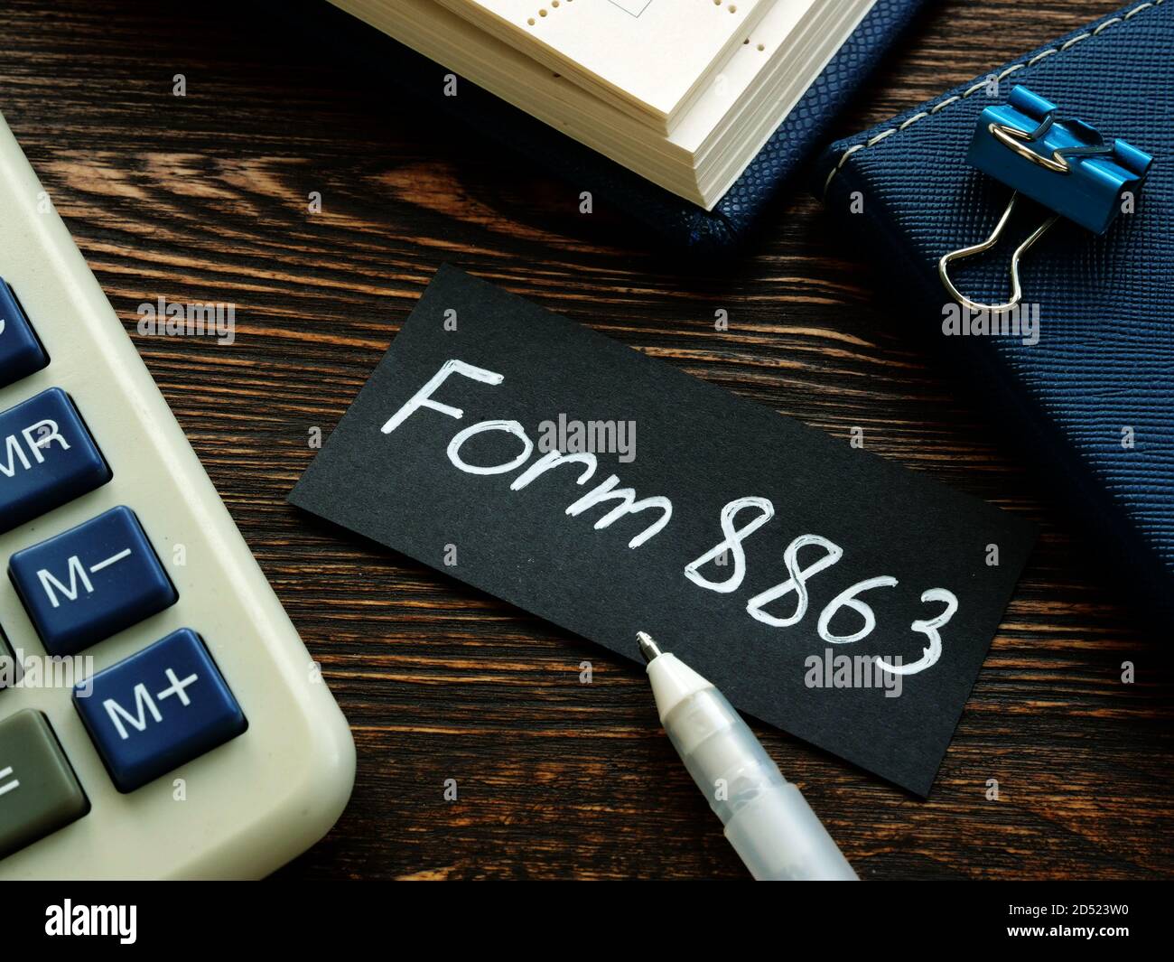 Formulaire 8863 irs. Rappel sur le bureau pour le comptable. Banque D'Images