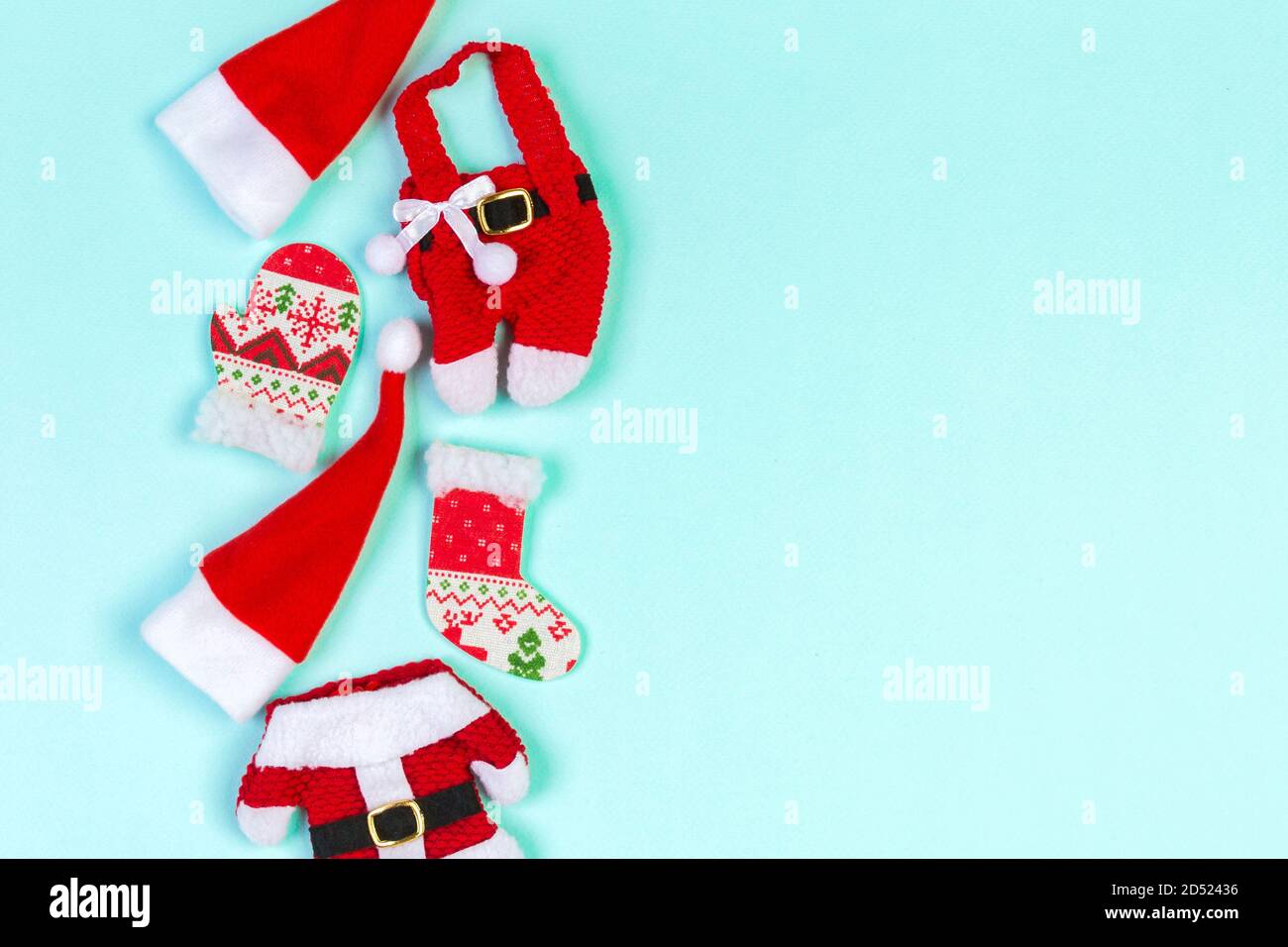 Vue de dessus od rouge élégant Santa hats sur fond coloré. Joyeux Noël concept avec copie espace. Banque D'Images