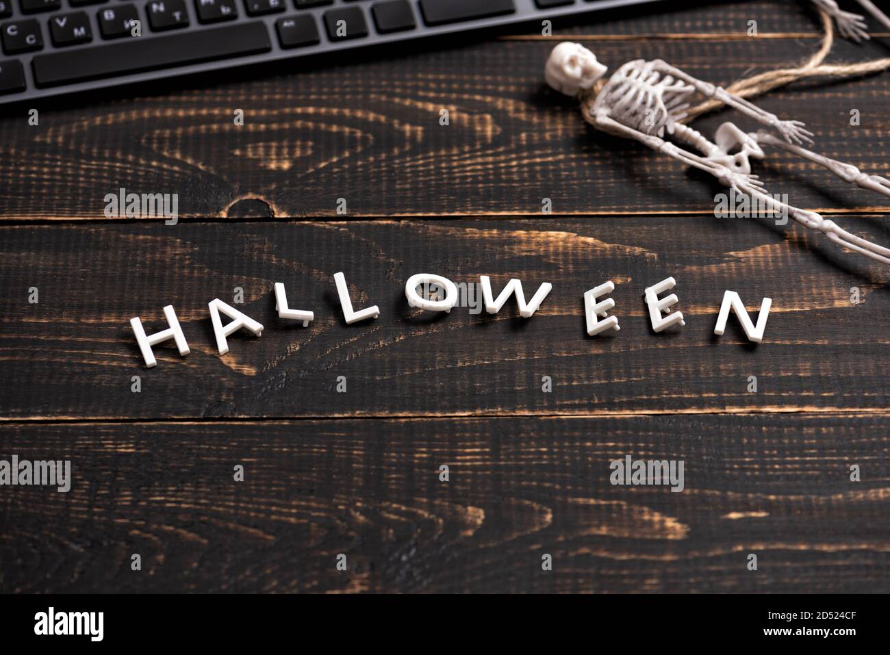 Décorations d'Halloween avec squelette et ordinateur portable Banque D'Images