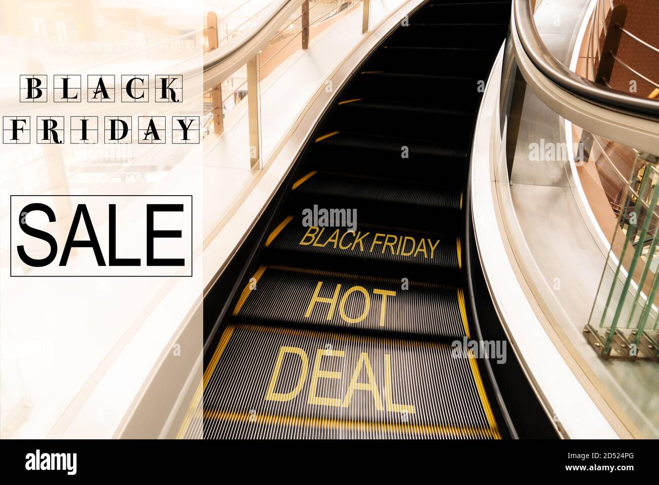 Soldes du Vendredi fou, escalier roulant dans le centre commercial mouvement de mouvement avec le monde Black Friday Hot Deal Banque D'Images