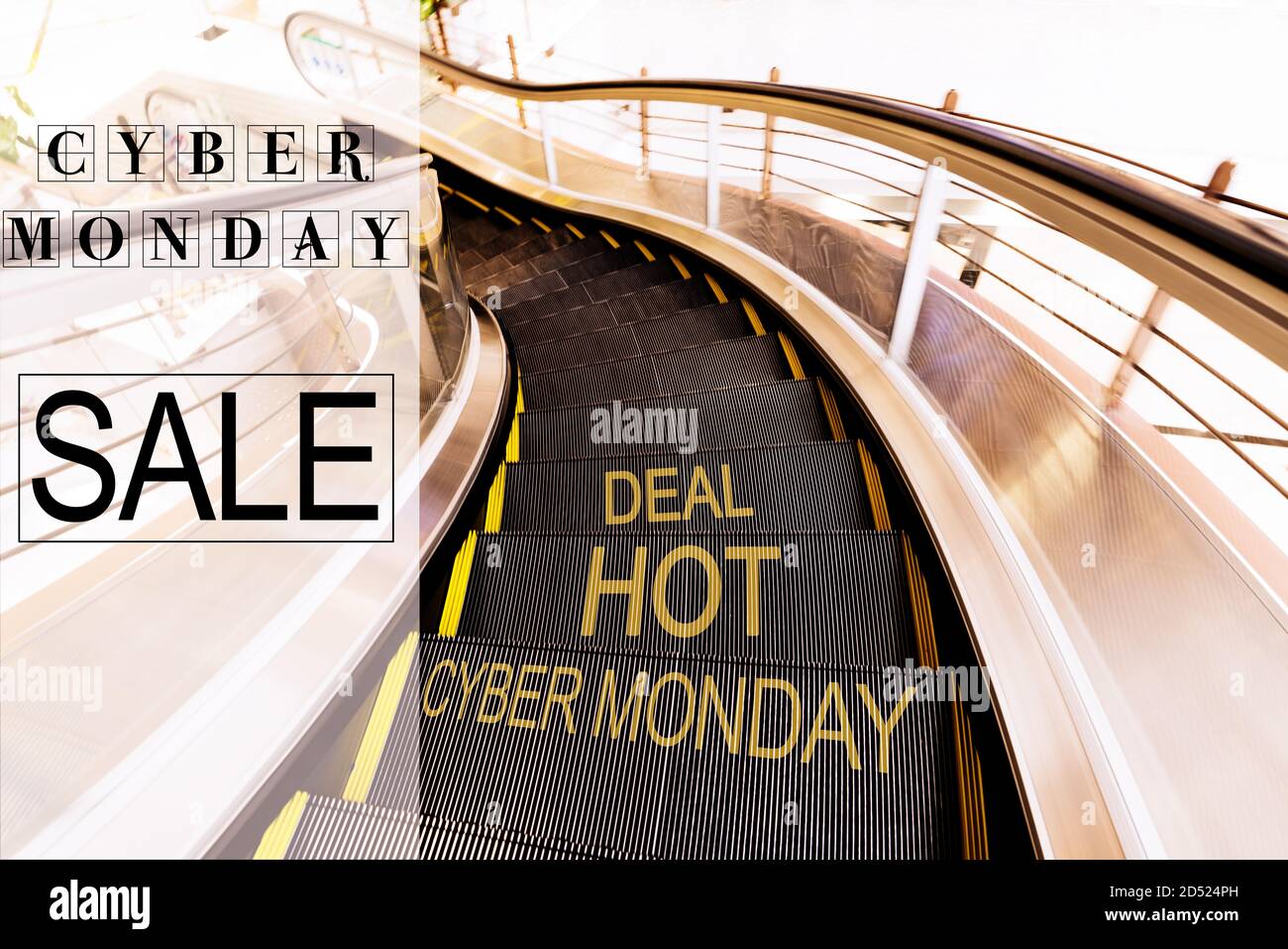 Cyber Monday sale, escalator dans le centre commercial Moving motion avec monde Cyber Monday Hot Deal Banque D'Images