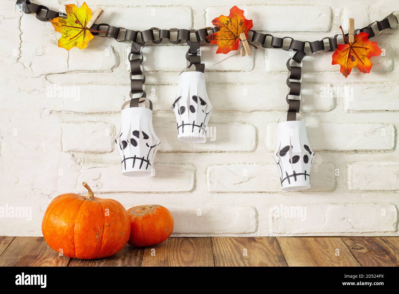 Décoration de la chambre d'Halloween, lanternes en papier crâne guirlande  pour Halloween. Projet d'art pour enfants, artisanat, activités amusantes  pour les enfants Photo Stock - Alamy