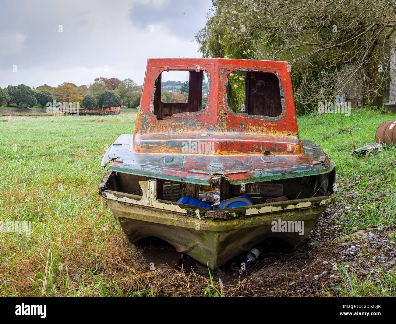 Vieux bateau abandonné, semble avoir le visage édenté. Banque D'Images