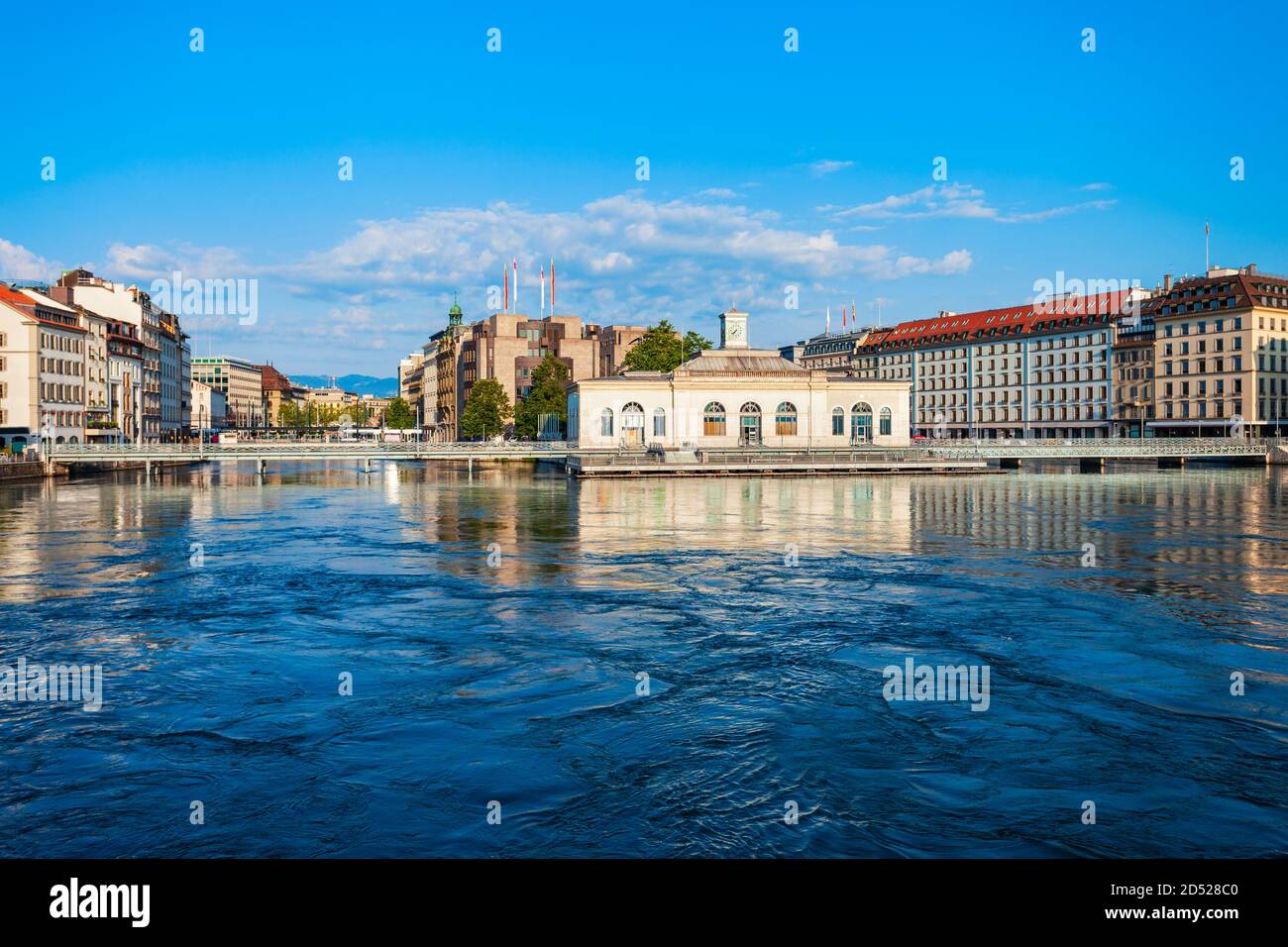 Pont de la machine ou Arcade des Arts est un bâtiment historique sur le pont à travers le Rhône à Genève, ville de Suisse Banque D'Images