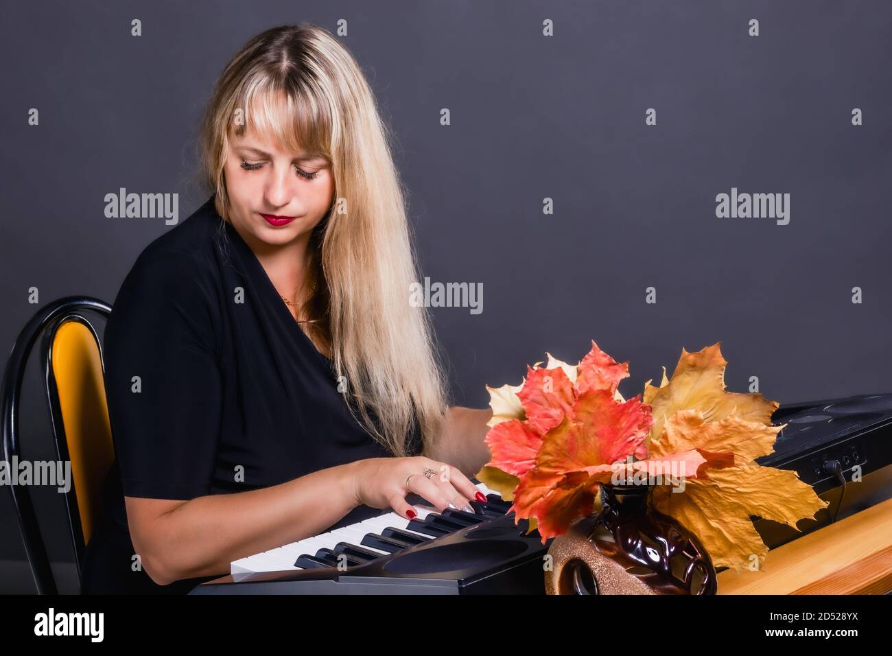 Ambiance d'automne dans la musique interprétée par une femme sur un synthétiseur Banque D'Images