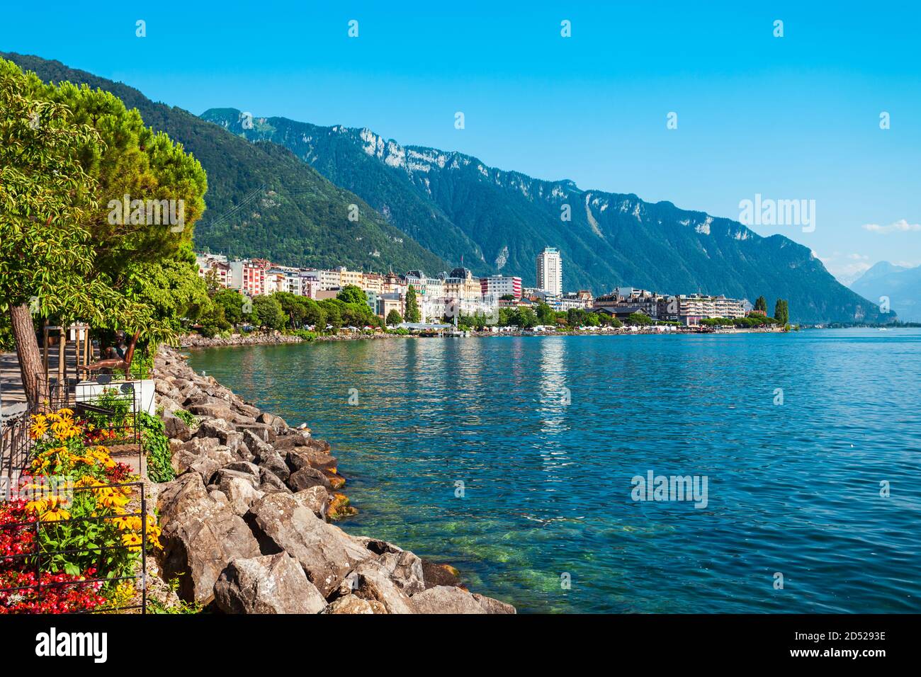 Port de Montreux avec yachts et bateaux vue panoramique. Montreux est une ville sur le Lac Léman au pied des Alpes en Suisse. Banque D'Images