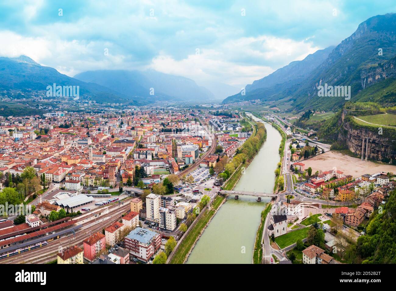 Vue panoramique aérienne de Trento. Trente est une ville sur la rivière Adige en Trentino Alto Adige Sudtirol en Italie. Banque D'Images