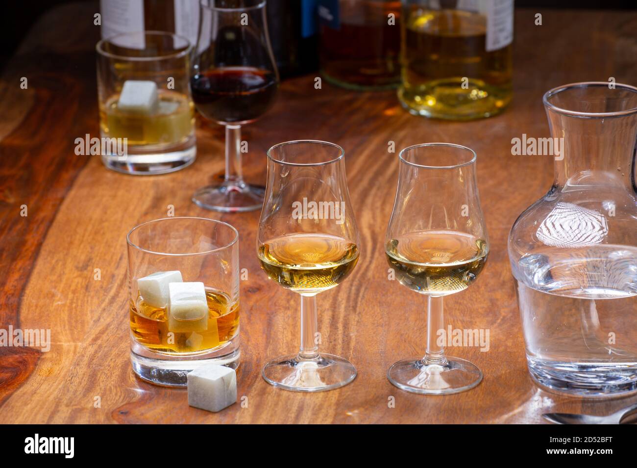 Verre de dégustation avec boisson alcoolisée au whisky, au cognac, à l' armagnac ou au calvados sur une table en bois Photo Stock - Alamy