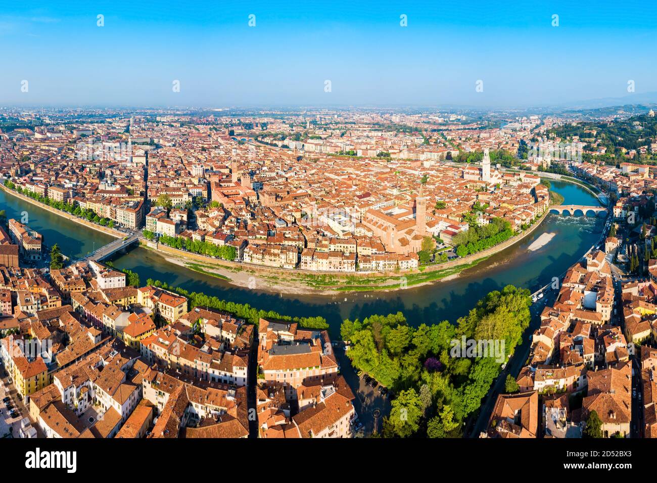 La ville de Vérone et de l'antenne fleuve Adige vue panoramique dans la région Vénétie en Italie Banque D'Images