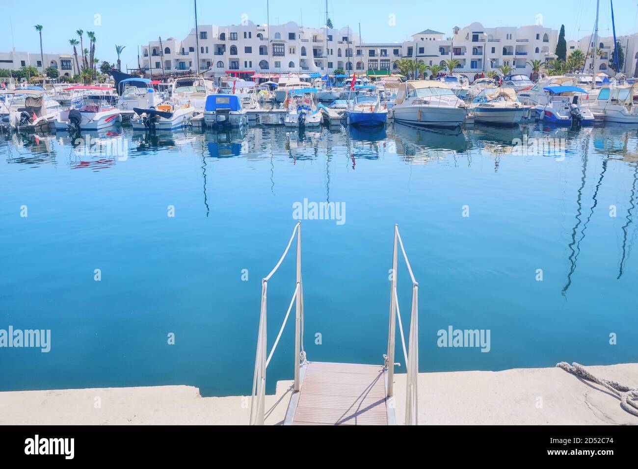 Yachts et bateaux dans le port sur le fond de la maison arabe blanche à l'eau azur - Tunisie, Sousse, El Kantaoui 06 19 2019 Banque D'Images