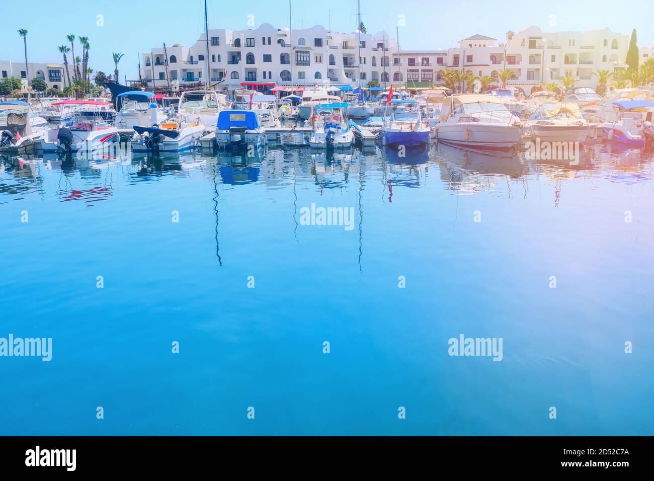 Port maritime avec de beaux navires et bateaux par jour ensoleillé, espace copie - Tunisie, Sousse, El Kantaoui 06 19 2019 Banque D'Images