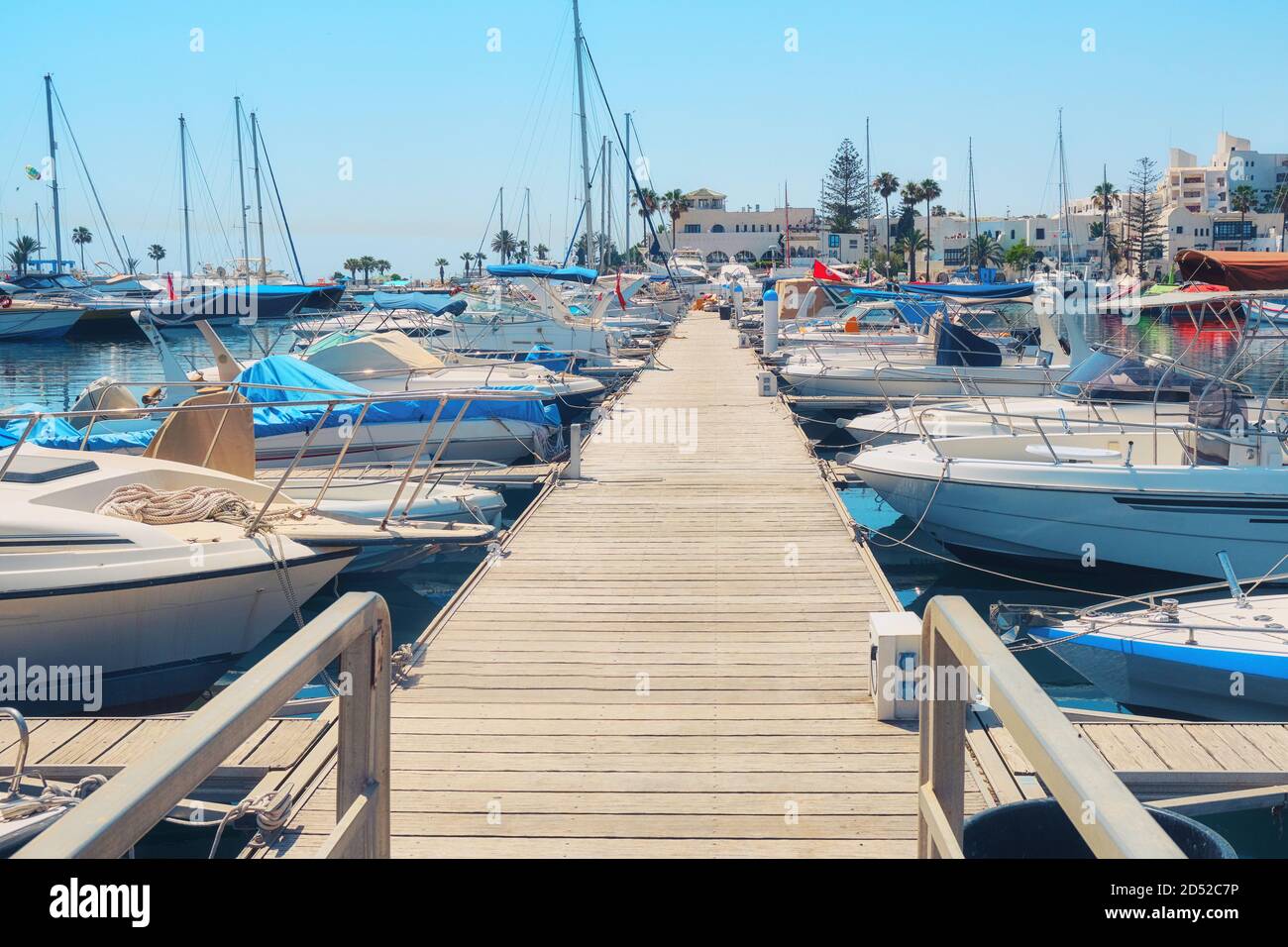 Jetée en bois avec de beaux navires et bateaux dans le port arabe - Tunisie, Sousse, El Kantaoui 06 19 2019 Banque D'Images