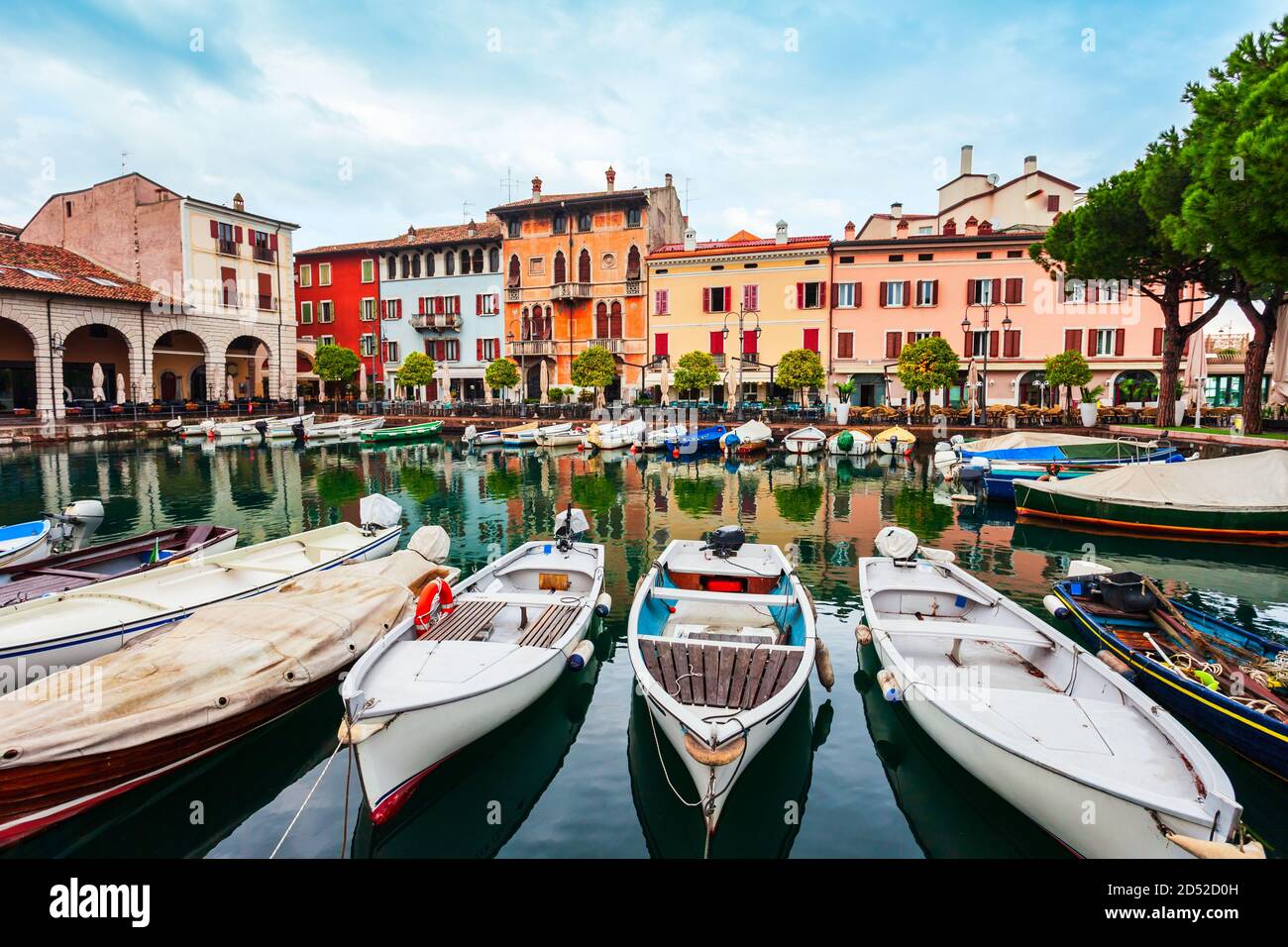 Port de Desenzano del Garda. Desenzano est une ville sur la rive du lac de Garde dans la province de Brescia en Lombardie, Italie. Banque D'Images