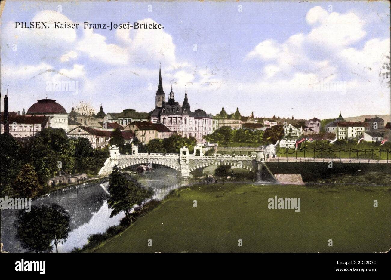 Blick auf die Kaiser Franz Josef Brücke dans Plze? Pilsen mit Feld und Kirchturm UM 1914 | utilisation dans le monde entier Banque D'Images