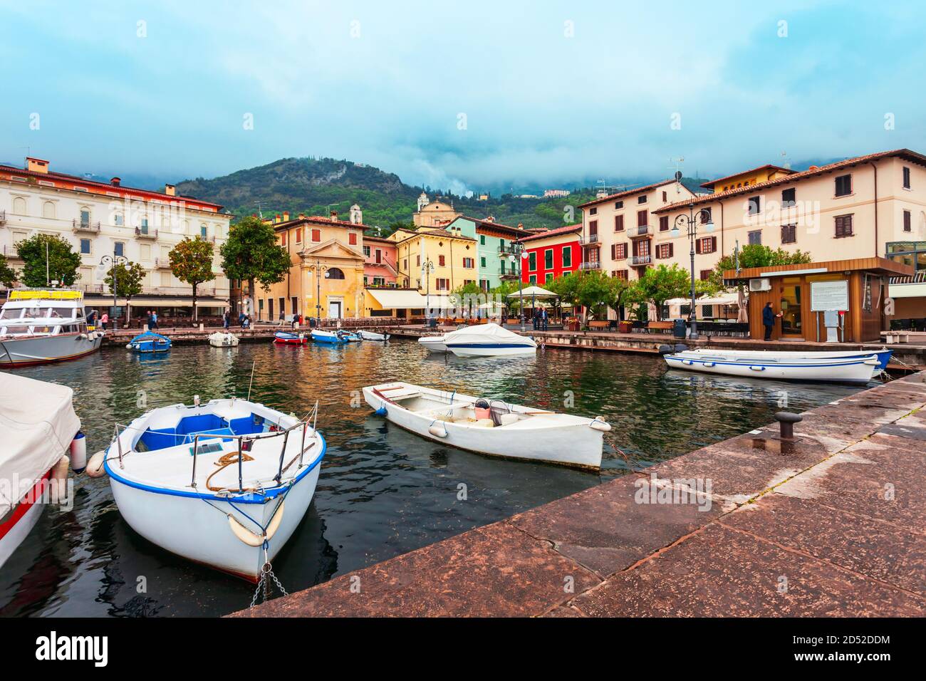Port avec bateaux dans la vieille ville de Malcesine sur la rive du lac de garde dans la province de Vérone, Italie Banque D'Images