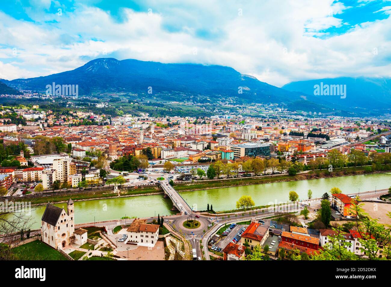 Vue panoramique aérienne de Trento. Trente est une ville sur la rivière Adige en Trentino Alto Adige Sudtirol en Italie. Banque D'Images