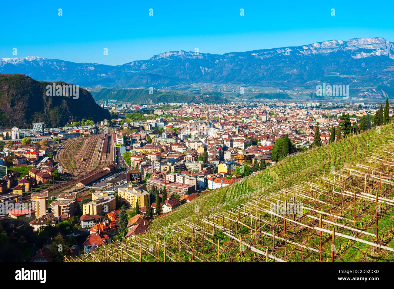 Vue panoramique aérienne de Bolzano. Bolzano est la capitale de la province du Tyrol du Sud en Italie du nord. Banque D'Images